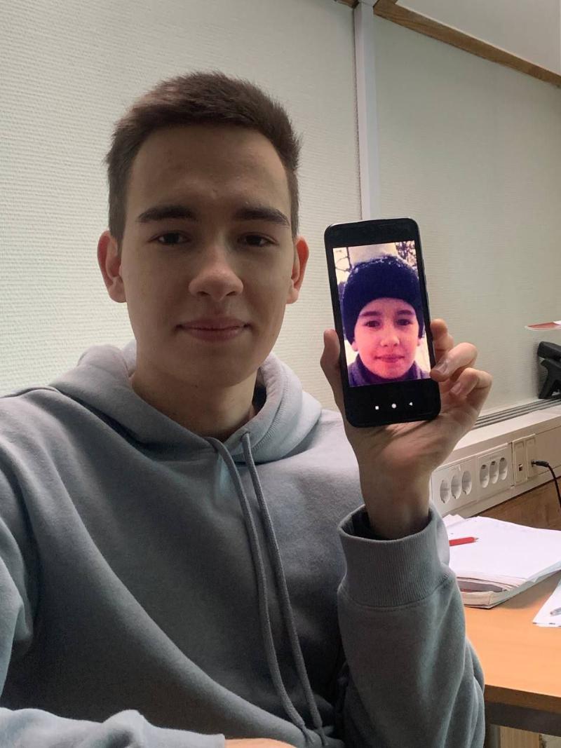 Bilde av Ihor med en telefon i handa